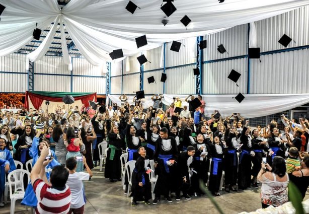 Ao final da solenidade de formatura, a comemoração por mais uma etapa vencida