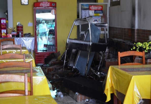 A explosão espalhou estilhaços de vidros da "ilha" e da porta central do restaurante por todo o recinto