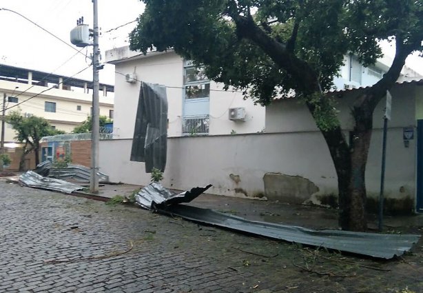 Apesar do grande número de imóveis destelhados parcialmente, não houve feridos em decorrência do temporal