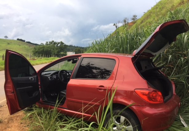 O veículo abandonado pelos marginais não tem registro de furto ou roubo