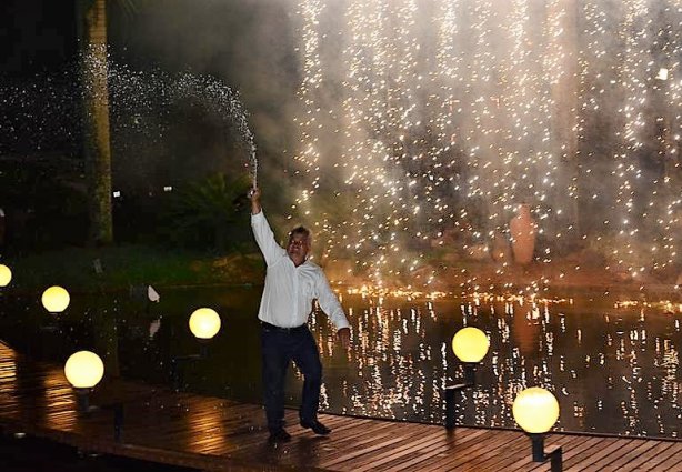 No momento da Virada, Ademir "estoura" uma champanhe á frente da cascata de fogos, saudando o Ano Novo