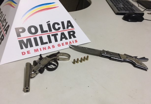 As armas encontradas com o homem foram apreendidas, juntamente com a munição de festim