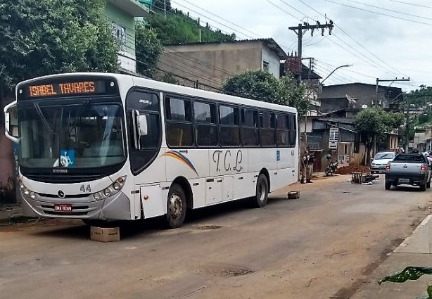 A vítima caiu entre os dois veículos e a motocicleta chocou-se contra o ônibus