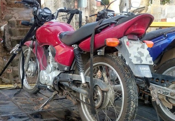 A motocicleta foi furtada no bairro Colinas e encontrada, horas mais tarde, no bairro Guanabara, abandonada