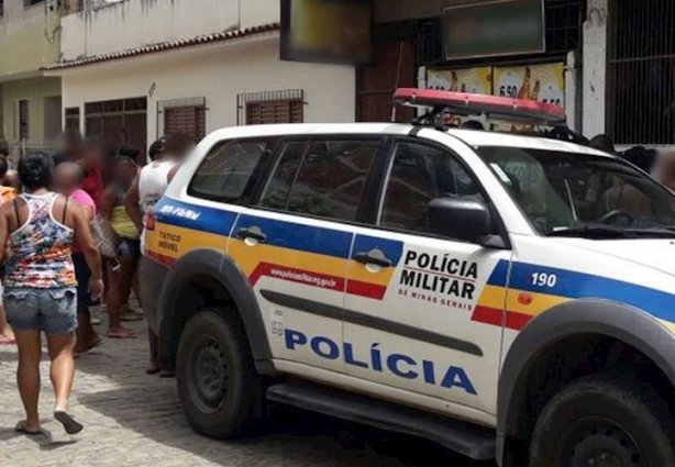 O rapaz foi alvejado por arma de fogo quando estava dentro de um bar em bairro de Leopoldina