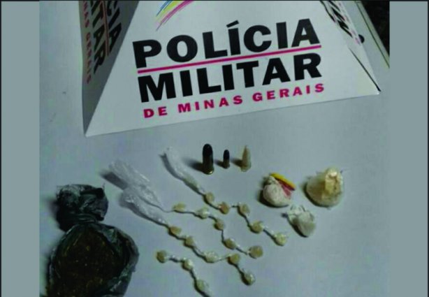 As drogas e munições foram encontradas caídas ao chão pelos policiais que viram o menor se desfazendo delas