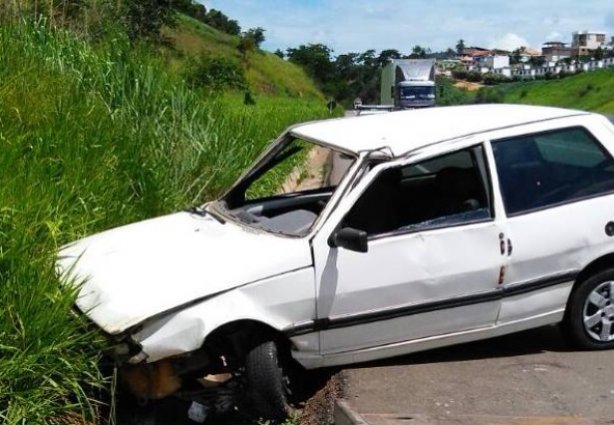 O veículo capotou na estrada e a jovem, que estava no banco do carona, foi lançada para fora