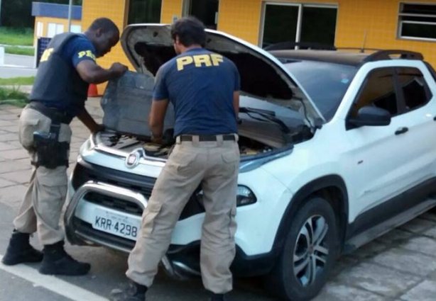 O veículo foi abordado pela equipe da PRF-Leopoldina que constatou o roubo e as placas clonadas