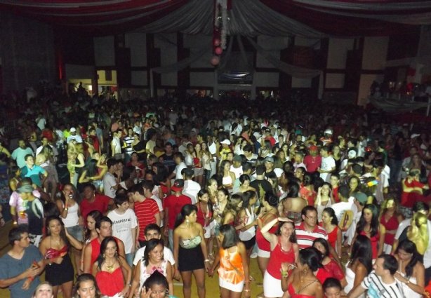 O Baile do Vermelho e Branco é sinônimo de casa cheia e muita folia