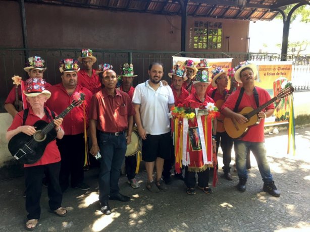 O Secret&aacute;rio de Cultura e Turismo, Fausto Menta com os integrantes da Charola Sol Nascente