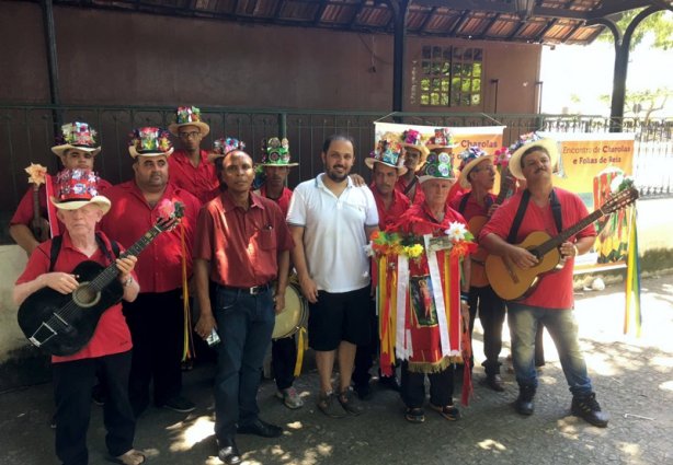 O Secretário de Cultura e Turismo, Fausto Menta com os integrantes da Charola Sol Nascente