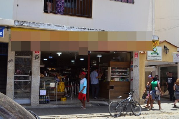 O crime aconteceu em frente a esta padaria, na regi&atilde;o central da cidade