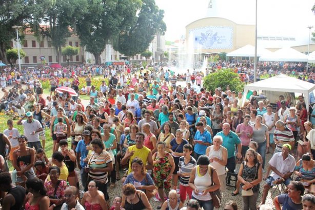 O sorteio de pr&ecirc;mios levou uma multid&atilde;o at&eacute; &agrave; Pra&ccedil;a Santa Rita em dezembro passado