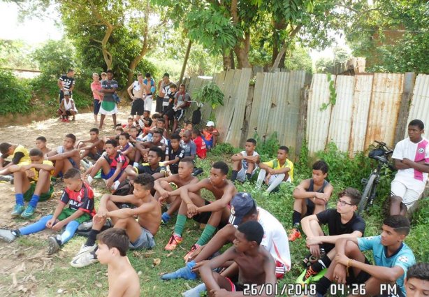 Os atletas da Escolinha de Futebol do Projeto Rafael Guedes, que vão participar do "Mais Saúde"