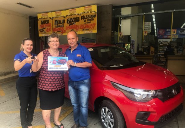 Maria Célia estava radiante por ter ganhado um carro zero km (Fotos: Supermercado Morais)