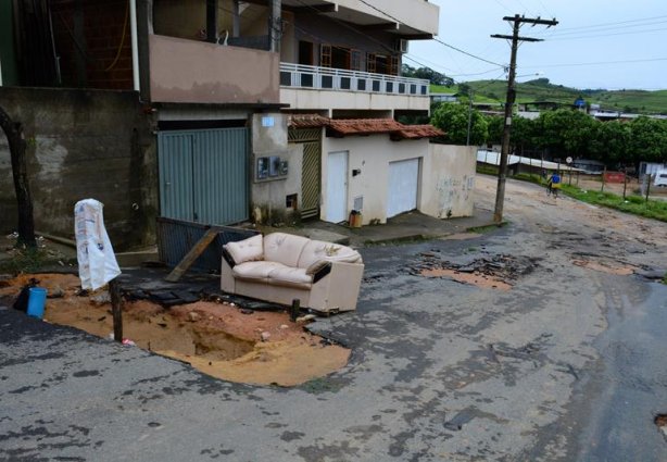 Neste buraco um veículo foi danificado e sua condutora preciso ser levada ao Hospital