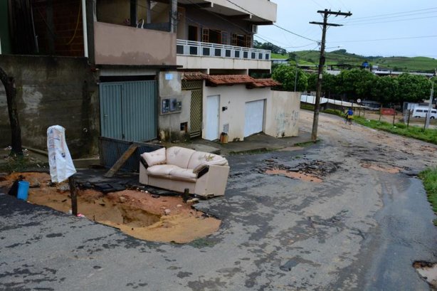 Neste buraco um ve&iacute;culo foi danificado e sua condutora preciso ser levada ao Hospital