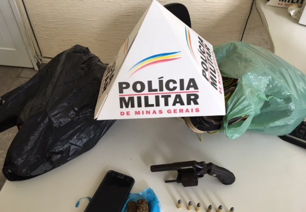 Material apreendido pelos policiais juntamente com roupas e sapatos dos suspeitos que seriam usadas após o assalto, segundo a PM