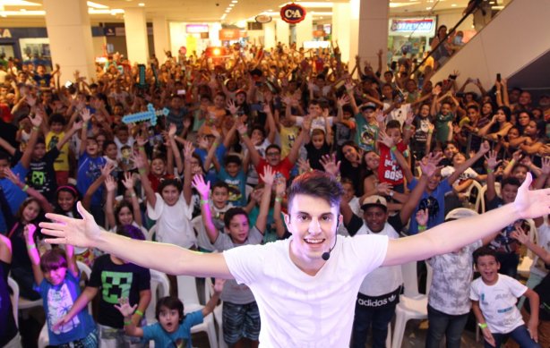 Cronos e sua imensa plateia ao final de uma de suas apresenta&ccedil;&otilde;es 