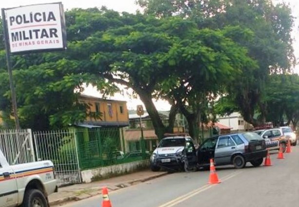 Após colidir em uma viatura da PM o veículo atingido se deslocou e chocou-se contra outro que também ficou danificado