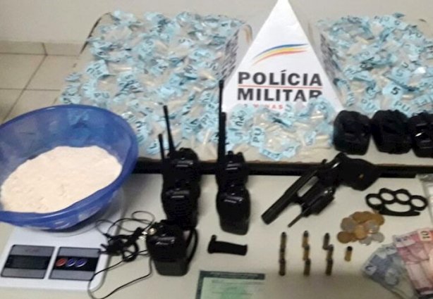 Na casa do rapaz a PM encontrou farta quantidade de droga, arma, munição e rádios comunicadores