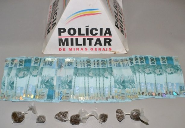 As cédulas falsas e as buchas de maconha encontradas com o rapaz que foi preso em flagrante