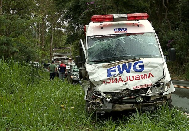 A ambulância de uma empresa cataguasense de resgate médico 