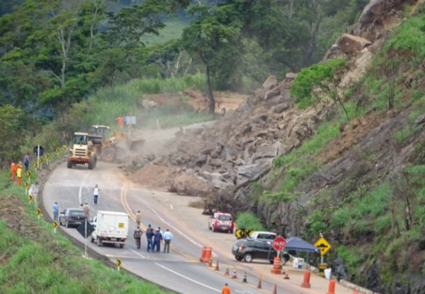 A detonação das rochas aconteceu sem incidentes e a rodovia foi parcialmente ao tráfego