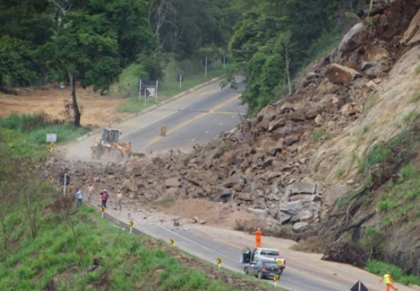 A pista ficou totalmente interditada por cerca de uma semana logo após a queda do barranco