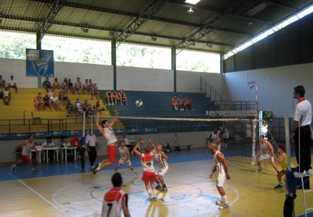 O voleibol masculino é uma das modalidades mais disputadas nas edições do JIMI