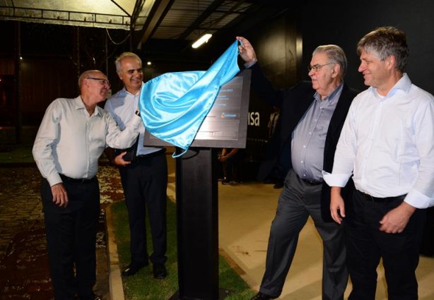 Ivan Botelho, seus filhos e Eduardo Mantovani descerram a placa inaugural da nova sede da Energisa Minas Gerais