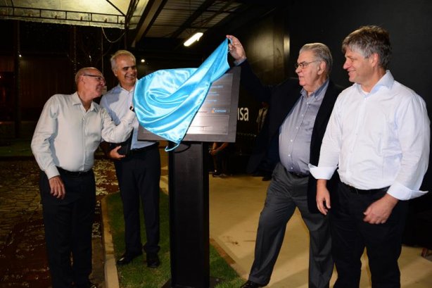 Ivan Botelho, seus filhos e Eduardo Mantovani descerram a placa inaugural da nova sede da Energisa Minas Gerais