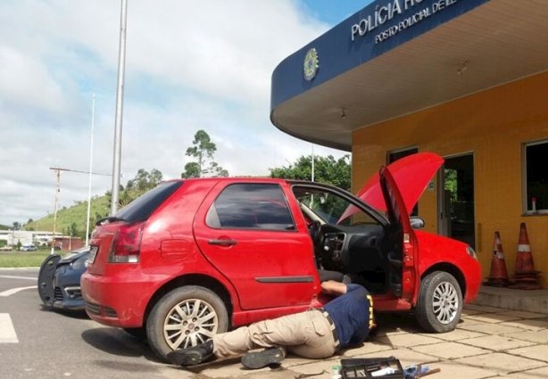 O veículo, que tem queixa de furto e roubo, foi removido ao pátio do Detran-MG daquele município