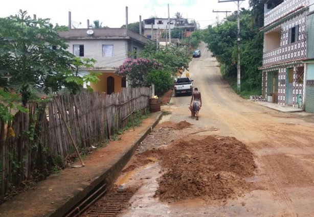 Os moradores da rua revelam que a cada chuva um pouco mais forte a lama toma conta daquela via pública