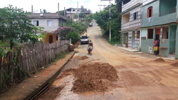 Os moradores da rua revelam que a cada chuva um pouco mais forte a lama toma conta daquela via p&uacute;blica