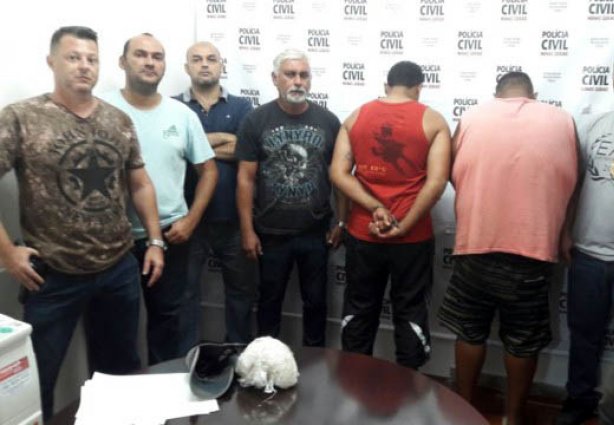 Equipe de investigadores da Polícia Civil em Muriaé e com os dois presos durante a Operação.