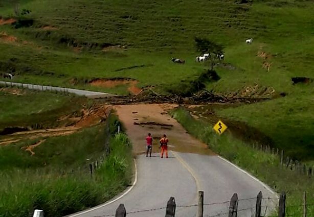 Além de muita água do açude, entulhos, galhos e até mourão de cerca foram lançados à pista