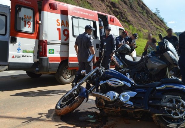 O acidente deixou feridos os dois ocupantes da motocicleta