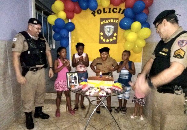 Beatriz soprou a vela de seus sete anos de idade feliz da vida ao lado dos policiais militares