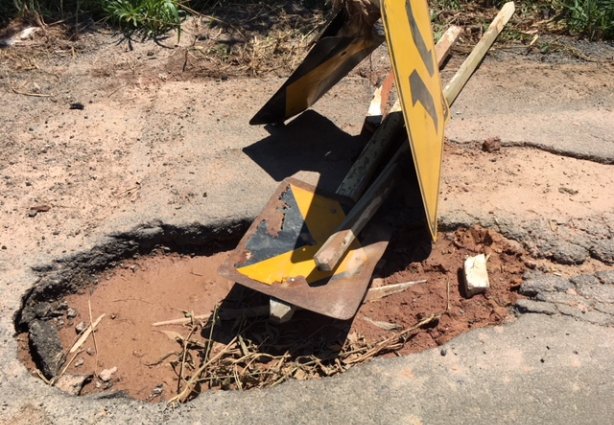 Este buraco, uma verdadeira cratera, tem causado prejuízos a dezenas de motoristas que passam por aquela estrada