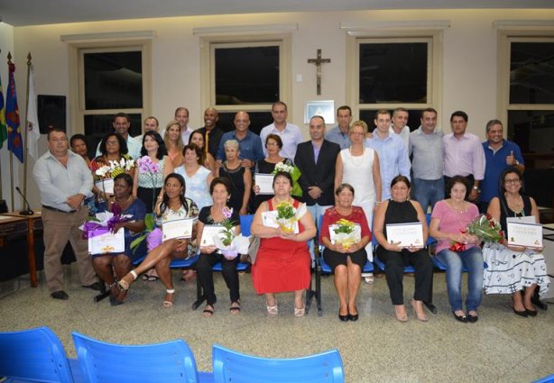 Vereadores e suas homenageadas posam para a foto oficial da solenidade que prestigiou dezoito mulheres