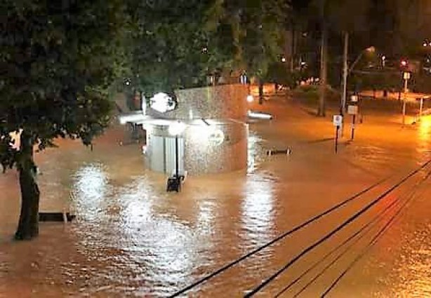 Vista aérea de uma área alagada em Ubá durante o temporal desta noite