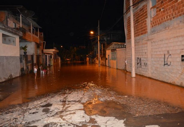 Rua no Bairro Pouso Alegre invadida pelas águas do Meia Pataca