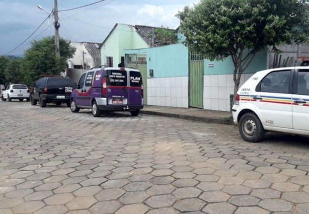 Rua onde o rapaz assassinado foi encontrado caído no quintal de uma residência