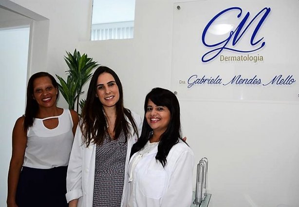 A médica Gabriela ao Centro, com a secretária Claudia Mariano e a esteticista Rose Carvalho