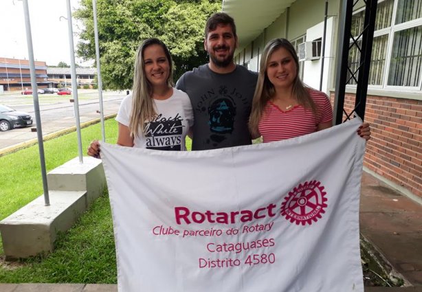 Da esquerda para a direita: Gisele Gustavo e Letícia, integrantes da diretoria do Rotaract Clube de Cataguases