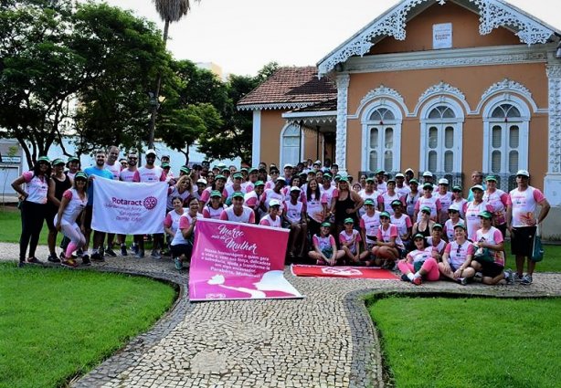 O grupo de participantes posou para fotos após o término do percurso