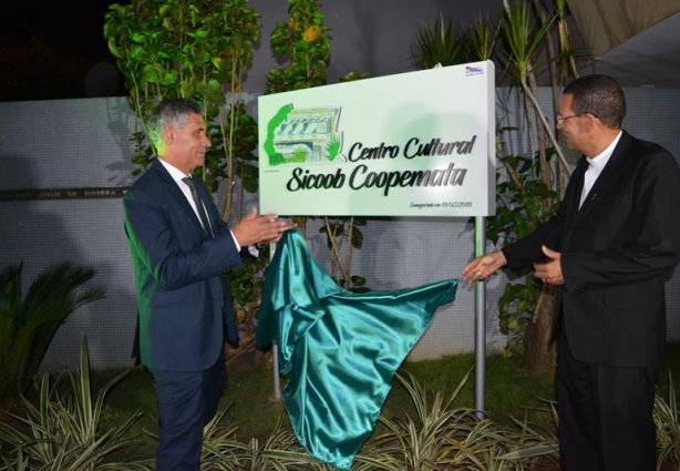 O presidente do Sicoob Coopemata, César Mattos e o bispo dom José Eudes Nascimento, descerram a placa inaugural do Centro Cultural