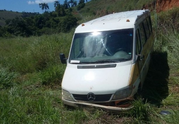 O veículo capotou com dois ocupantes que ficaram levemente feridos