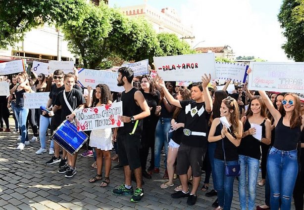 Os alunos carregavam cartazes lembrando os tipos de violência presentes em nossa sociedade